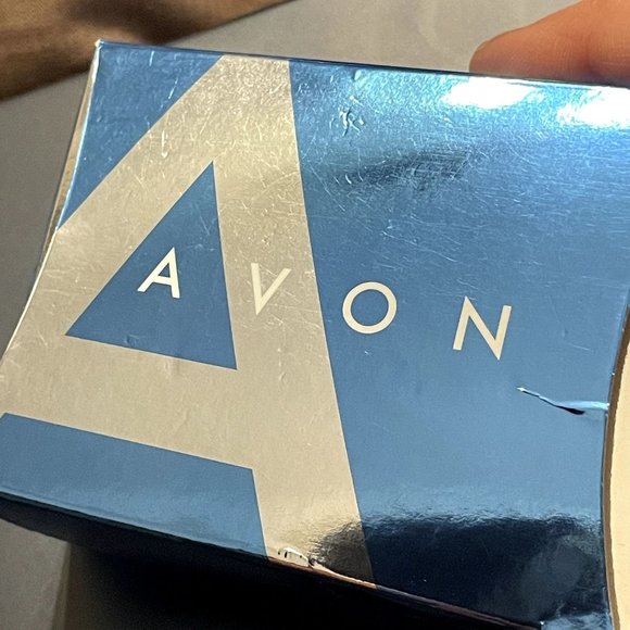 Avon White Opalesque Medallion Necklace Earrings Gift Set (2007) - Picture 9 of 11